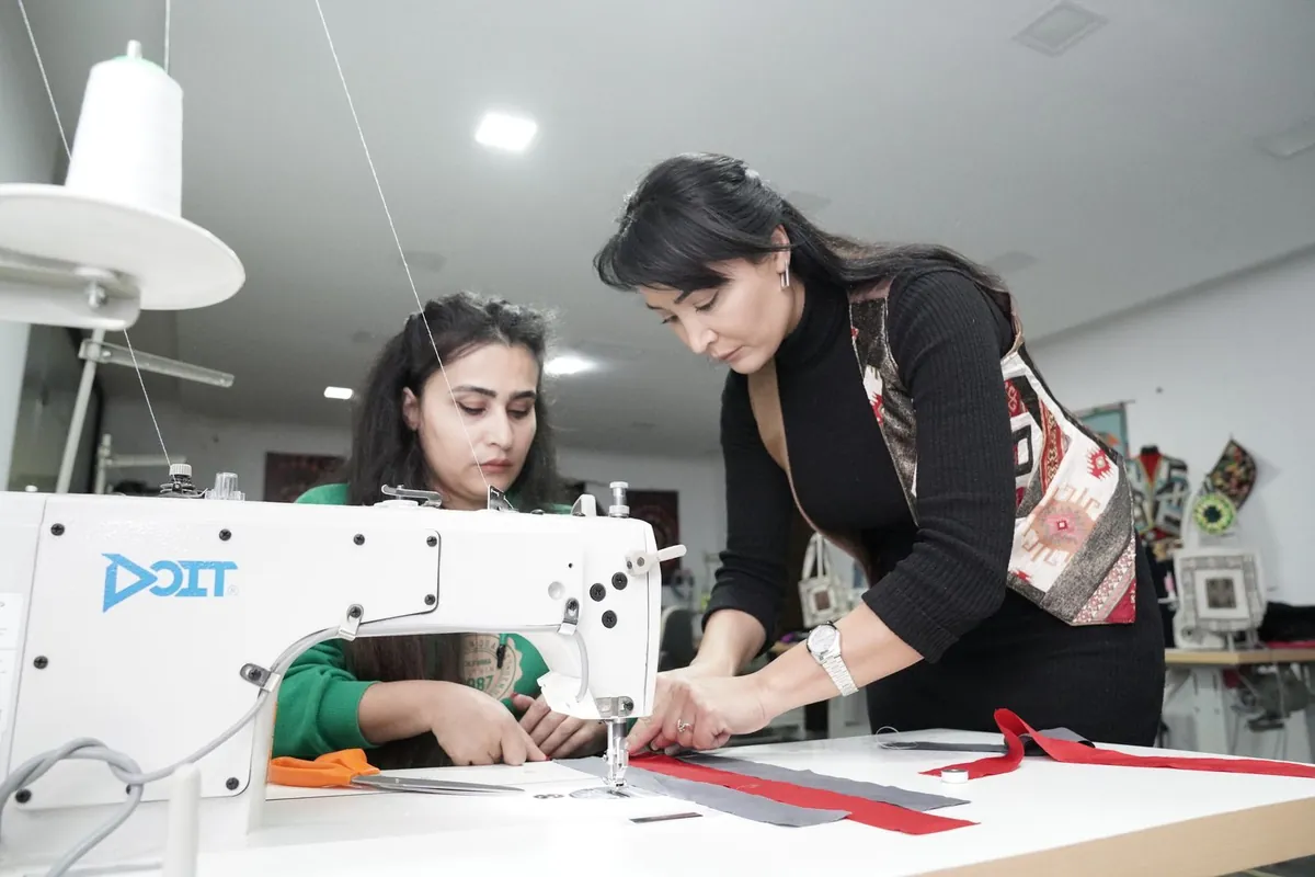 Clase de costura en el taller